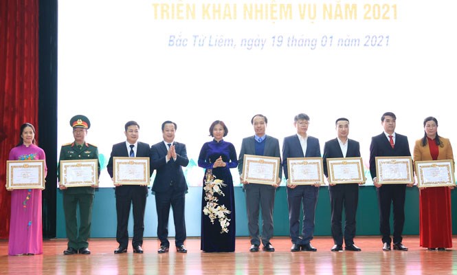 Phó Bí thư Thường trực Thành ủy Hà Nội Nguyễn Thị Tuyến trao Bằng khen cho các tổ chức cơ sở Đảng có thành tích xuất sắc năm 2020.