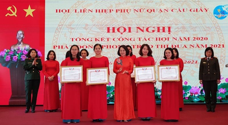 Phó Chủ tịch Hội LHPN thành phố Hà Nội  Phạm Thị Thanh Hương trao Bằng  khen của Hội LHPN thành phố Hà Nội cho các tập thể