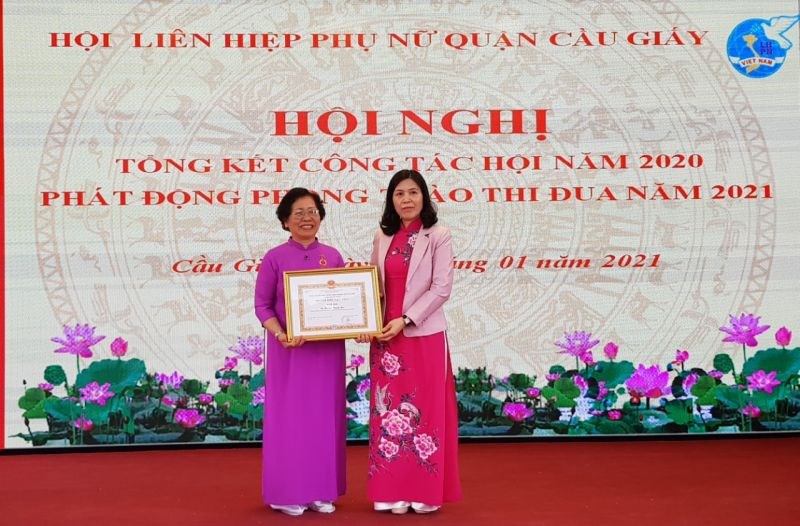 Bí thư Quận  ủy Cầu Giấy Trần Thị Phương Hoa trao chứng nhận Người tốt việc tốt của UBND thành phố Hà Nội cho bà Hoàng Thị  Thanh