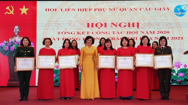 Chủ tịch Hội LHPN quận Cầu Giấy Đỗ Thị Minh Lan trao giấy khen cho các tập thể, cá nhân