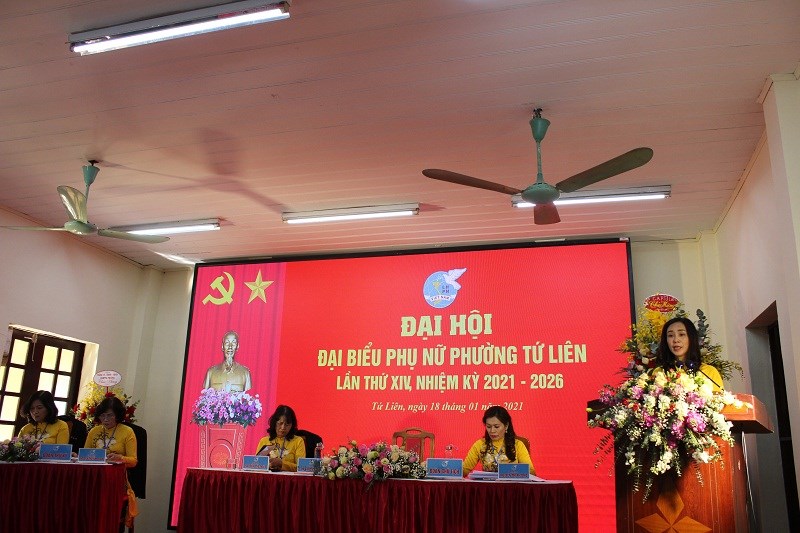 Đồng chí Hồ Nguyệt Thu - Chủ tịch Hội LHPN phường phát biểu tại Đại hội