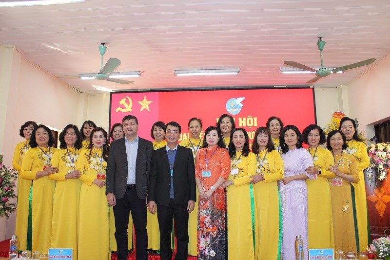 Các đại biểu tham dự Đại hội chụp ảnh lưu niệm với BCH Hội LHPN phường lần thứ XIV