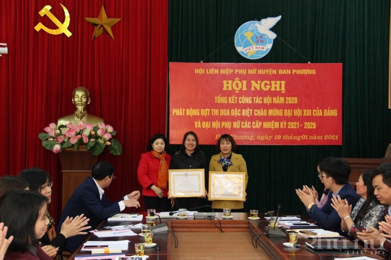 Đồng chí Dương Thị Lý Anh - Trưởng ban Chính sách Luật pháp trao tặng Bằng khen của TW Hội LHPN Việt Nam cho 2 tập thể đạt thành tích xuất sắc trong công tác Hội năm 2020.