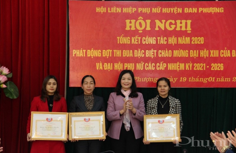 Đồng chí Nguyễn Thị Bảy - Chủ tịch Hội LHPN huyện Đan Phượng trao tặng Giấy khen của Hội LHPN huyện Đan Phượng cho các tập thể có thành tích xuất sắc trong hoạt động Hội năm 2020.
