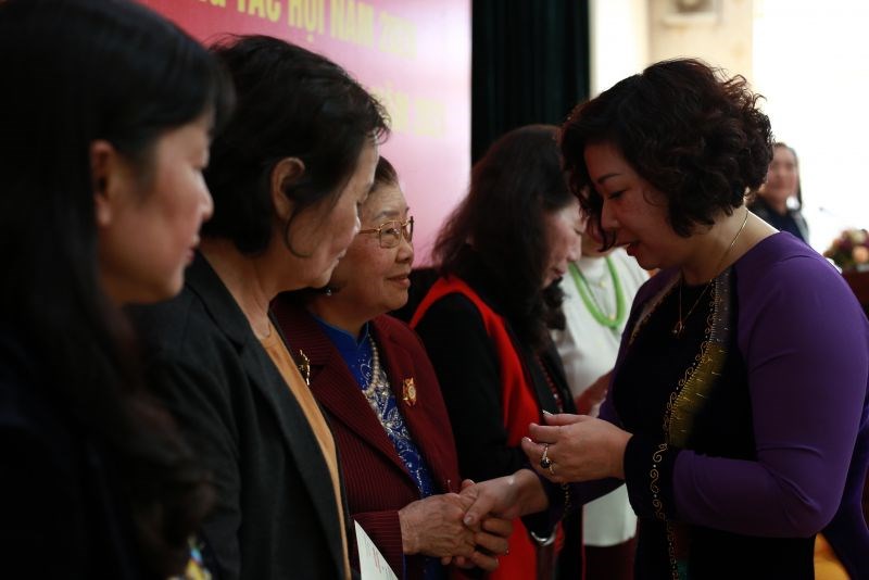 Đ/c Lê Thị Thiên Hương, Phó Chủ tịch Hội LHPN Hà Nội trao Kỷ niệm chương 