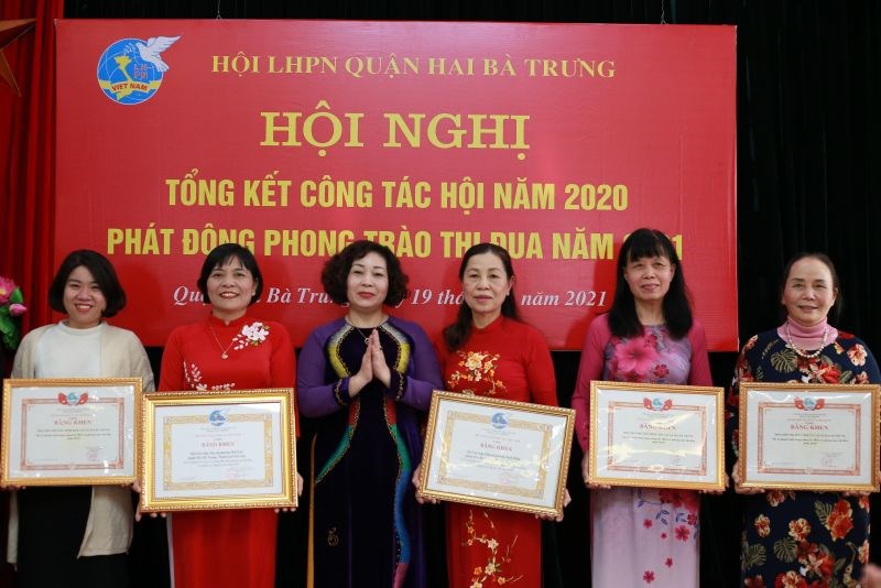 Đ/c Lê Thị Thiên Hương trao bằng khen cho 5 tập thể xuất sắc được Hội LHPN Hà Nội khen tặng
