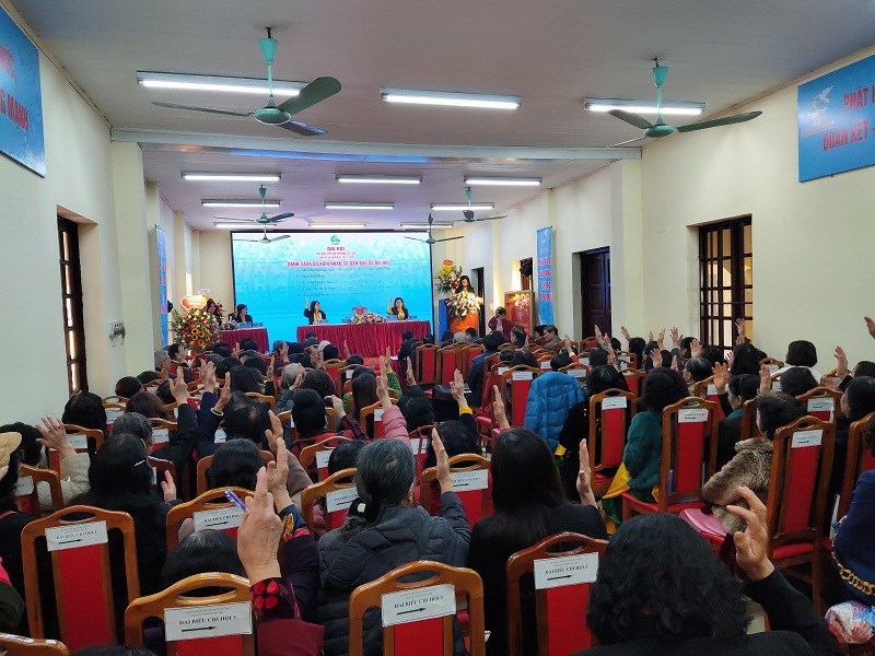 Bằng hình thức biểu quyết giơ tay, các đại biểu đã bầu BCH Hội LHPN phường lần thứ XIV