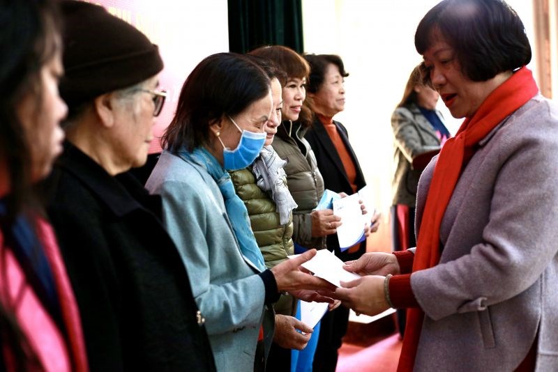 Đ/c Lê Vân Anh, Trưởng ban Hành chính - Trị sự đại diện báo Phụ nữ Thủ đô trao 10 suất quà đến tay 10 hội viên phụ nữ khó khăn quận Hai Bà Trưng