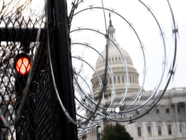 Dây thép gai được dựng lên xung quanh tòa nhà Quốc hội Mỹ. Ảnh: AFP.