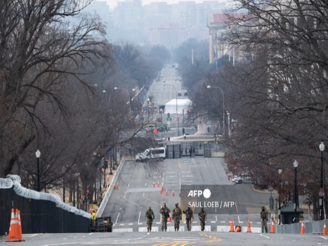Các thành viên của Lực lượng Vệ binh Quốc gia tuần tra Đại lộ Hiến pháp bên cạnh Điện Capitol. Có thể nói, lễ nhậm chức của ông Joe Biden trong ngày 20.1 tới là một trong những lễ nhậm chức Tổng thống Mỹ đặc biệt nhất từ trước tới nay. Ảnh: AFP.