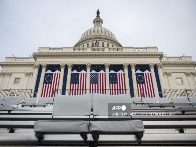 Các ghế ngồi trước Điện Capitol được sắp xếp cách xa nhau theo quy định giãn cách. Ảnh: AFP.