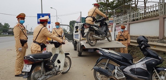 Đội Cảnh sát giao thông số 11, Phòng Cảnh sát giao thông Hà Nội xử lý tạm giữ 4 xe mô tô của 4 lái xe vi phạm nồng độ cồn.