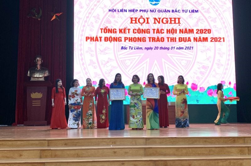 Bà Phạm Thị Thanh Hương, Phó Chủ tịch Hội LHPN TP Hà Nội trao Bằng khen của Trung ương Hội LHPN Việt Nam cho các tập thể có thành tích xuất sắc trong phong trào Hội Phụ nữ năm 2020