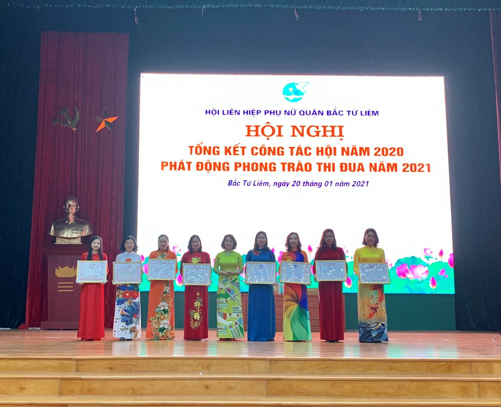 Bà Phạm Thị Thanh Hương, Phó Chủ tịch Hội LHPN TP Hà Nội trao Bằng khen của Hội LHPN Hà Nội cho các tập thể có thành tích xuất sắc trong phong trào Hội Phụ nữ năm 2020