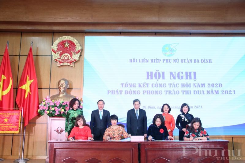 Đại diện Hội LHPN Hà Nội, lãnh đạo quận Ba Đình chứng kiến lễ ký kết hợp tác.