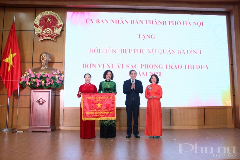 Đồng chí Hoàng Minh Dũng Tiến - Bí thư Quận ủy Ba Đình trao tặng Cờ thi đua của UBND thành phố Hà Nội cho đại diện Hội LHPN quận Ba Đình.