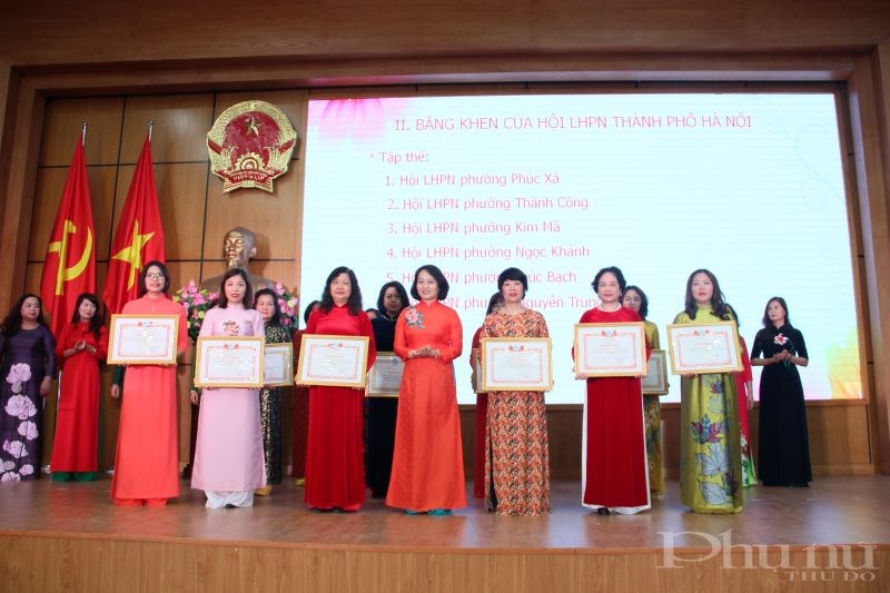 Phó Chủ tịch Hội LHPN Hà Nội Phạm Thị Thanh Hương trao tặng Bằng khen của Hội LHPN TP cho các tập thể Hội có thành tích xuất sắc trong năm 2020.