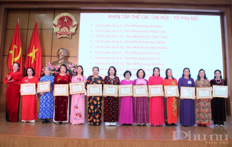 Đồng chí Lê Thị Thúy Kiều - Phó Chủ tịch Hội LHPN quận Ba Đình trao tặng Giấy khen của Hội LHPN quận Ba Đình cho các Chi hội, tổ phụ nữ Hội có thành tích xuất sắc năm 2020.