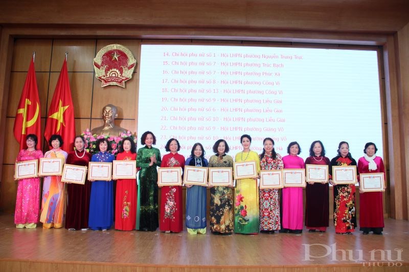 Chủ tịch Hội LHPN quận Ba Đình trao tặng khen thưởng cho các tập thể có thành tích xuất sắc trong năm 2020.