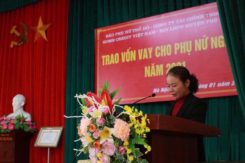chị Nguyễn Thị Liên, hội viên phụ nữ thôn Cổ Châu, xã Nam Phong đại diện các hộ gia đình được nhận vốn vay không lấy lãi đã gửi lời cảm ơn chân thành tới báo Phụ nữ Thủ đô