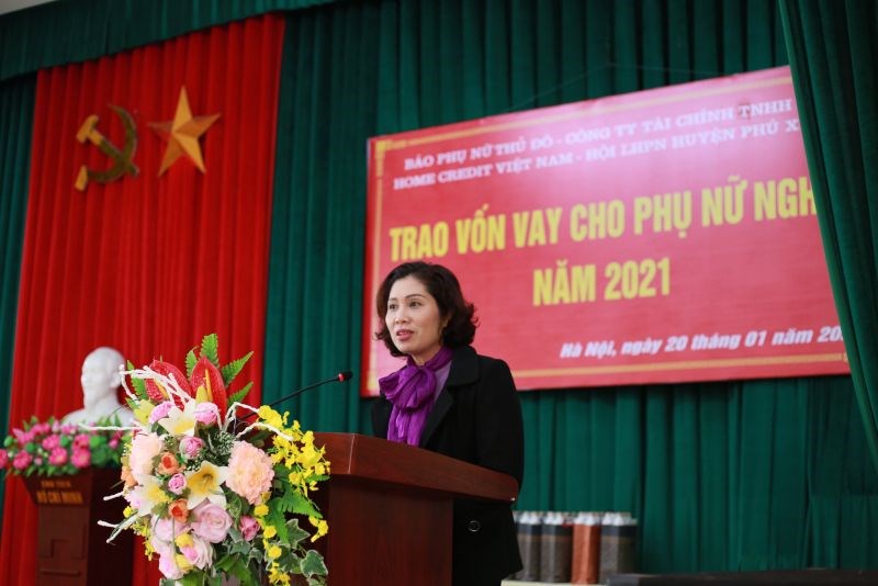 Đ/c Lê Thị Hồng Minh, Phó tổng biên tập báo Phụ nữ Thủ đô phát biểu tại buổi trao vốn