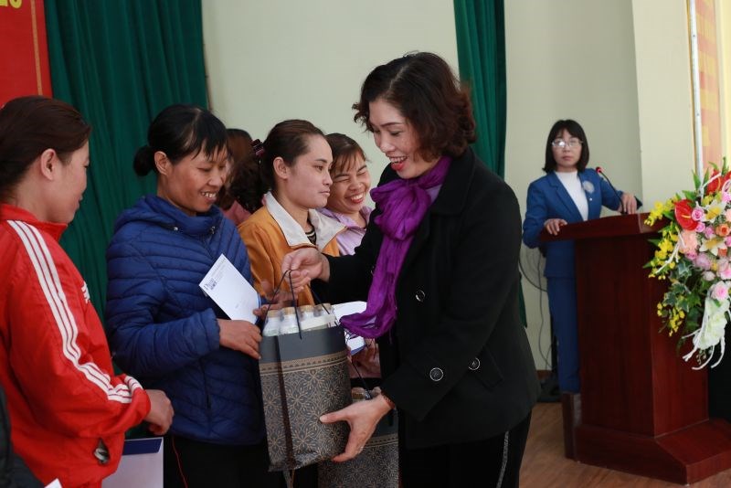 Những đồng vốn nghĩa tình, không lấy lãi được báo PNTĐ trao đến tay 10 phụ nữ nghèo xã Nam Phong, huyện Phú Xuyên