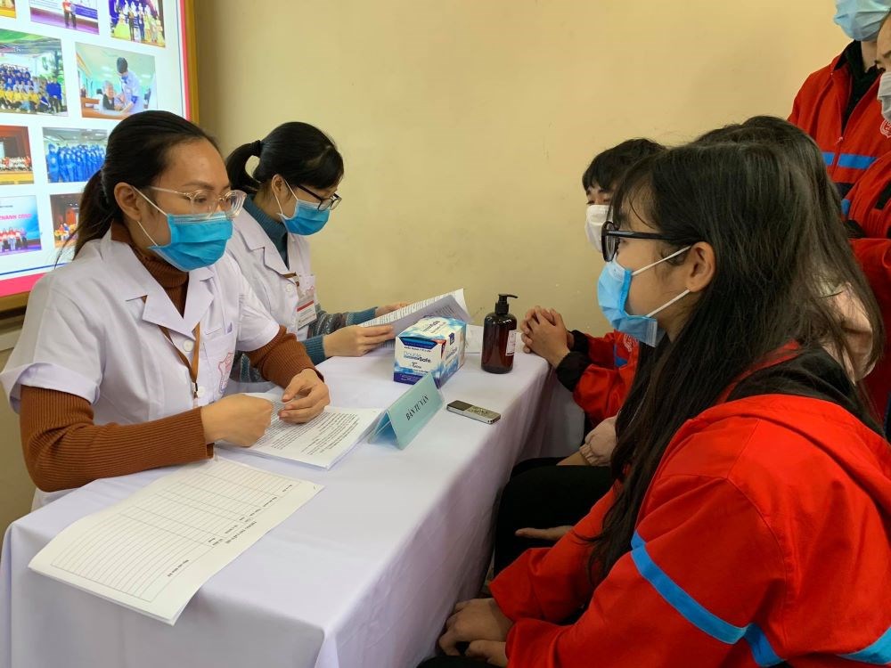 Y bác sĩ ĐH Y Hà Nội tư vấn, trả lời thắc mắc cho các tình nguyện viên mong muốn tham gia thử nghiệm vắc-xin lâm sàng.