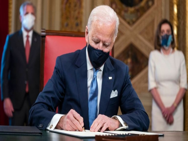Ông Joe Biden đã  ký 15 sắc lệnh mới ngay sau khi nhậm chức.