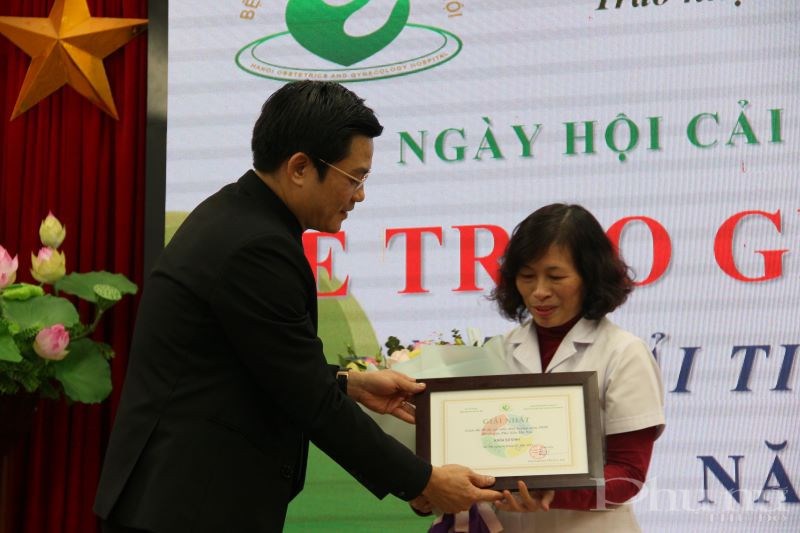 PGS.TS.BS Nguyễn Duy Ánh trao giải Nhất cho khoa Sơ sinh với Đề án
