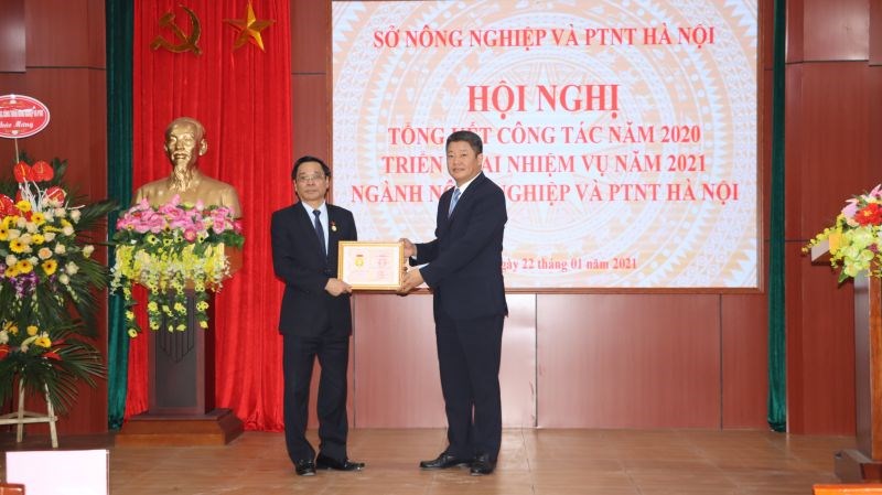 Phó Chủ tịch UBND thành phố Hà Nội Nguyễn Mạnh Quyền trao Bằng khen cho Giám đốc Sở NN-PTNT Hà Nội
