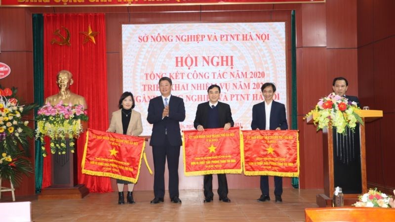 Phó Chủ tịch UBND thành phố Hà Nội Nguyễn Mạnh Quyền trao Cờ thi đua xuất sắc cho các đơn vị