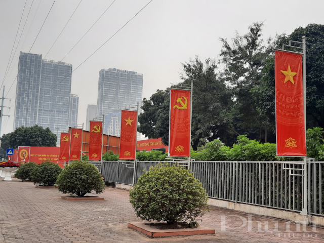 Công tác trang trí cờ và hoa đã hoàn tất ở khu vực Trung tâm Hội nghị quốc gia.