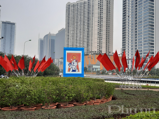 Những tấm pa-nô lớn được dựng  lên trước các công trình mới của Thủ đô.