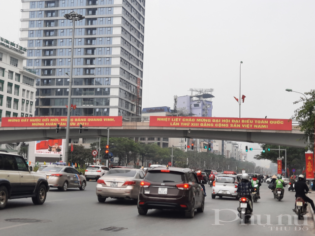 Trên khắp các ngả đường của thành phố Hà Nội tràn ngập không khí phấn khởi, rực rỡ sắc màu đỏ thắm của cờ và hoa.