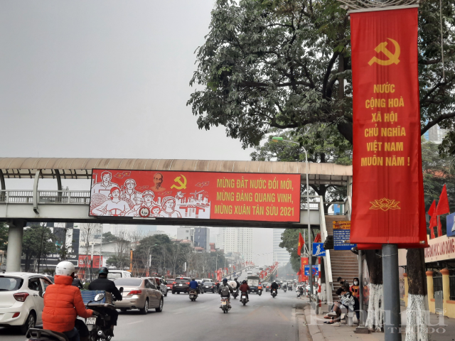 Tấm pa-nô, áp phíc lớn trên đường Trần Duy Hưng.