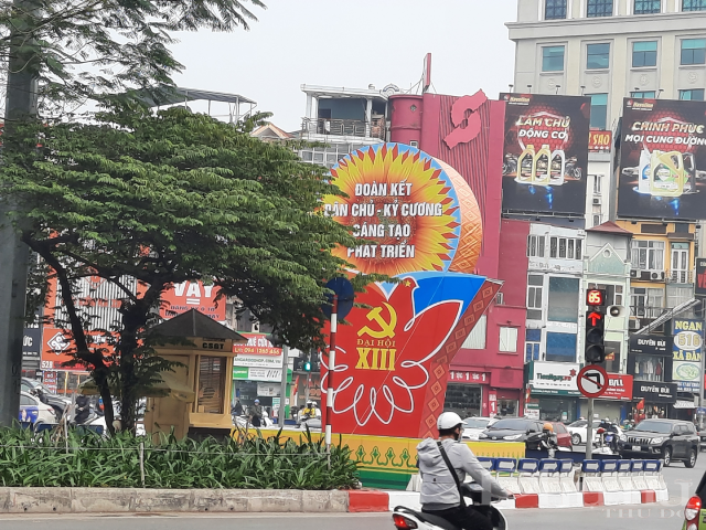 Hà Nội rực cờ hoa chào mừng Đại hội Đảng lần thứ XIII - ảnh 10