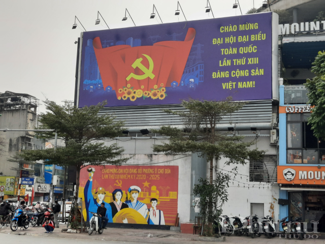 Cụm pa-nô tại nút giao Ô Chợ Dừa.