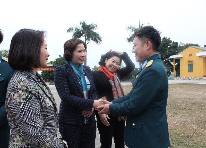 Thay mặt đoàn công tác, đồng chí Lê Kim Anh - Thành ủy viên, Chủ tịch Hội LHPN Hà Nôi gửi lời thăm và lời chúc mừng năm mới tới cán bộ chiến sỹ  các đơn vị thuộc Sư đoàn 361