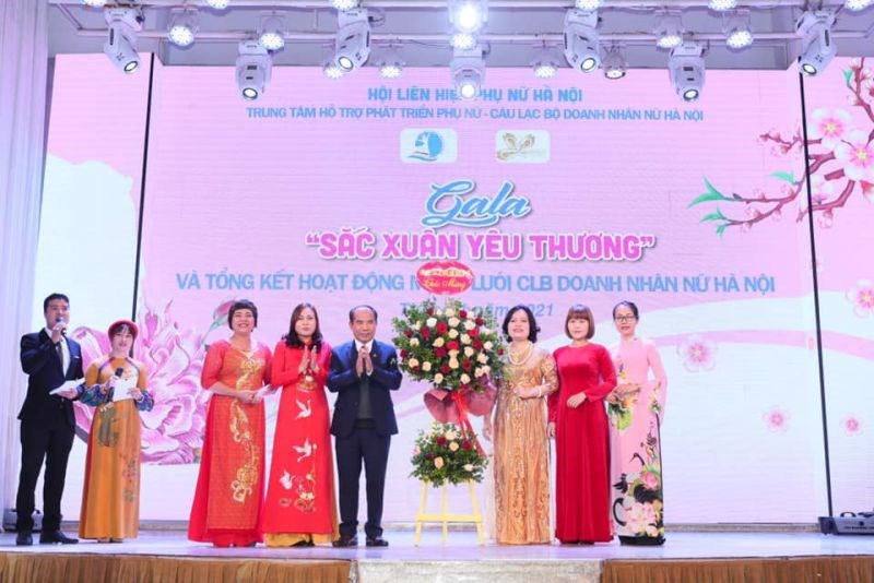 Bà Nguyễn Thị Hảo (thứ 3 từ phải sang) cùng Ban chủ nhiệm CLB Doanh nhân nữ Hà Nội nhận hoa chúc mừng từ lãnh đạo các sở, ngành, hiệp hội
