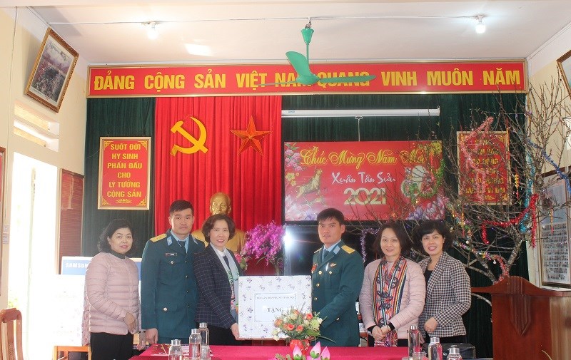 Đoàn công tác Hội LHPN Hà Nội thăm và chúc Tết Trạm Ra đa 35 thuộc Trung đoàn 293