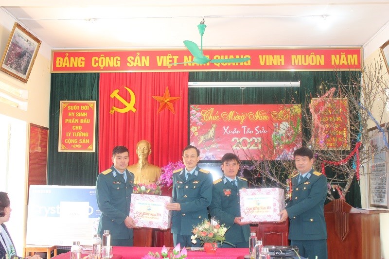 Bên cạnh những món quà của Hội PN Hà Nội, các chiến sỹ tại Trạm 35 cũng nhận được những món quà của Sư đoàn không quân 361 trao tặng
