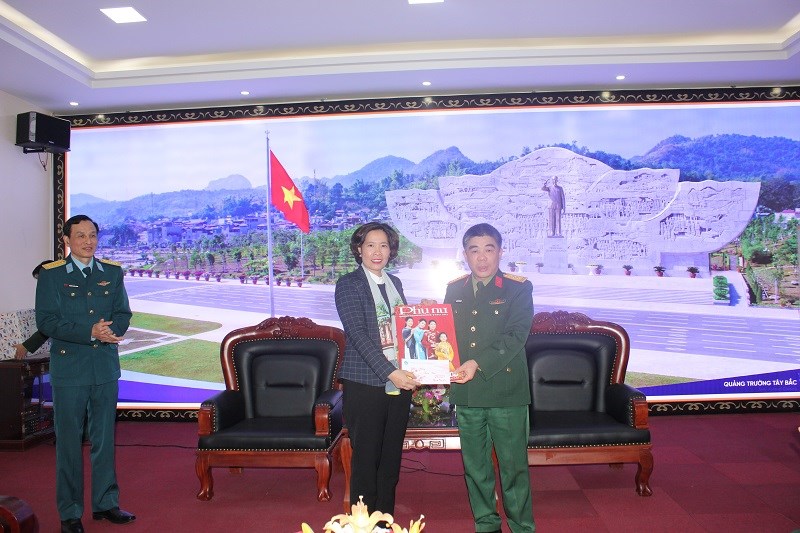 Đoàn công tác thăm, chúc Tết Bộ chỉ huy quân sự tỉnh Sơn La