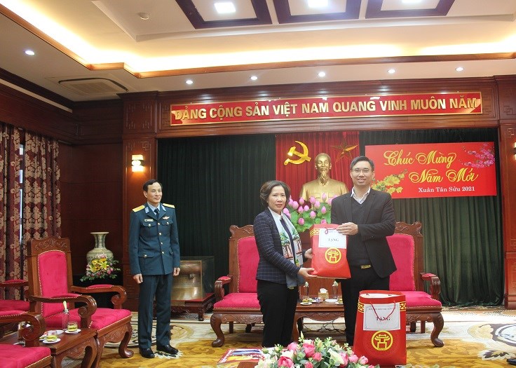 Đồng chí Lê Kim Anh - Thành ủy viên, Chủ tịch Hội LHPN Hà Nội tặng quà Tết cho đại diện UBND tỉnh Sơn La