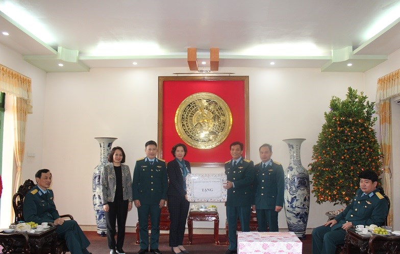 Đoàn công tác của Hội LHPN Hà Nội tặng quà các cán bộ, chiến sỹ tại Trung đoàn Tên lửa 250