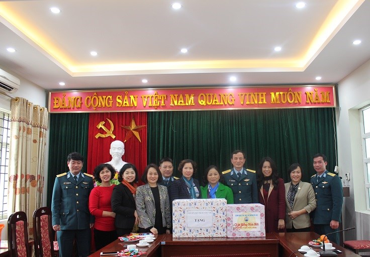 Đoàn công tác tới thăm, tặng quà Hội LHPN tỉnh Sơn La