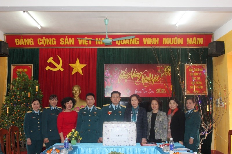 Đoàn công tác Hội LHPN Hà Nội thăm tặng quà cán bộ, chiến sỹ tại Tiểu đoàn Tên lửa 151 thuộc Trung đoàn 250