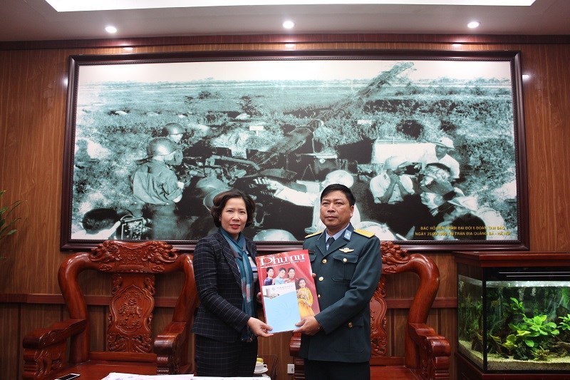 Đồng chí Lê Kim Anh - Chủ tịch Hội LHPN Hà Nội cùng đoàn công tác  thăm và chúc Tết Sư đoàn không quân 361