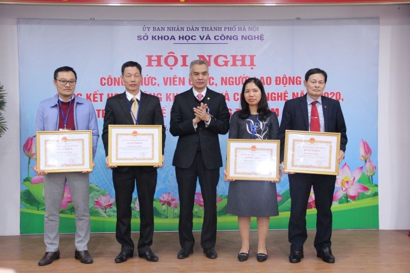 Thành ủy viên, Giám đốc Sở KH&CN Nguyễn Hồng Sơn trao khen thưởng cho các tập thể, cá nhân.
