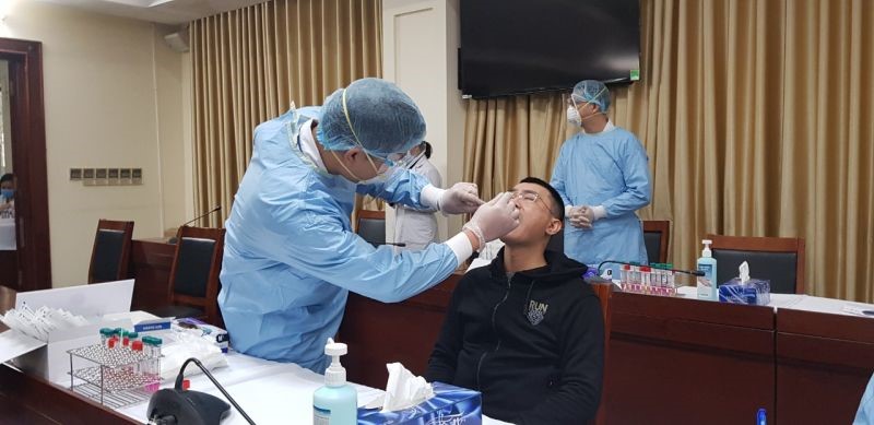 Phóng viên được lấy dịch ở họng