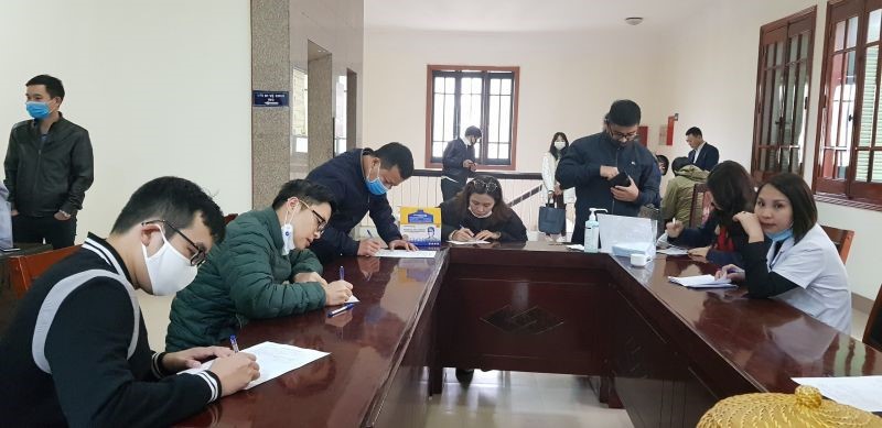 Phóng viên điền thông tin và biểu hiện dịch tễ trong 14 ngày qua